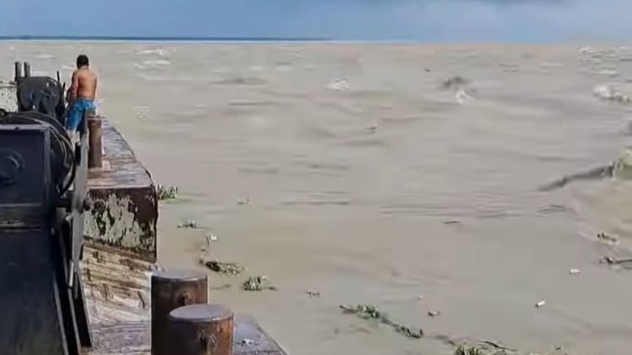 বৈরী আবহাওয়ায় ভোলার ১০টি নৌরুটে লঞ্চ চলাচল বন্ধ